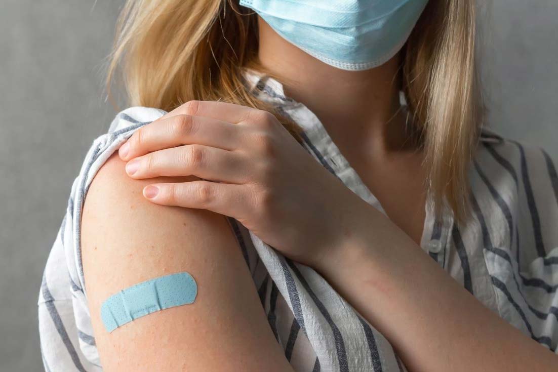  Femme avec un Band-Aid sur son bras